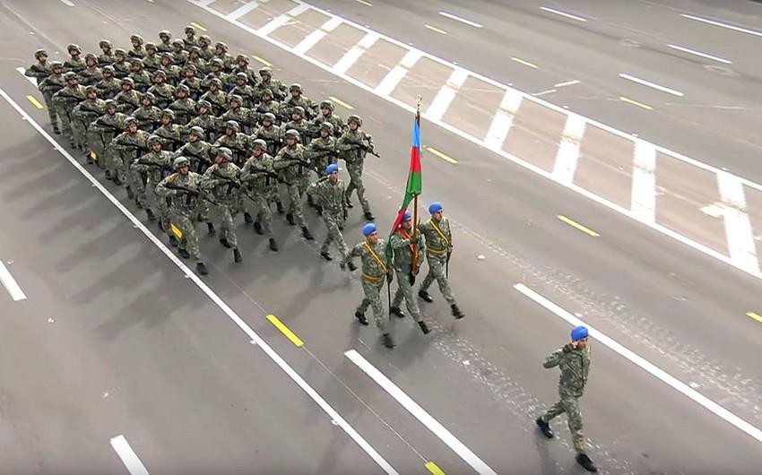 Zakir Həsənov hərbçilərimizin də iştirak etdiyi paradı izlədi - FOTOLAR