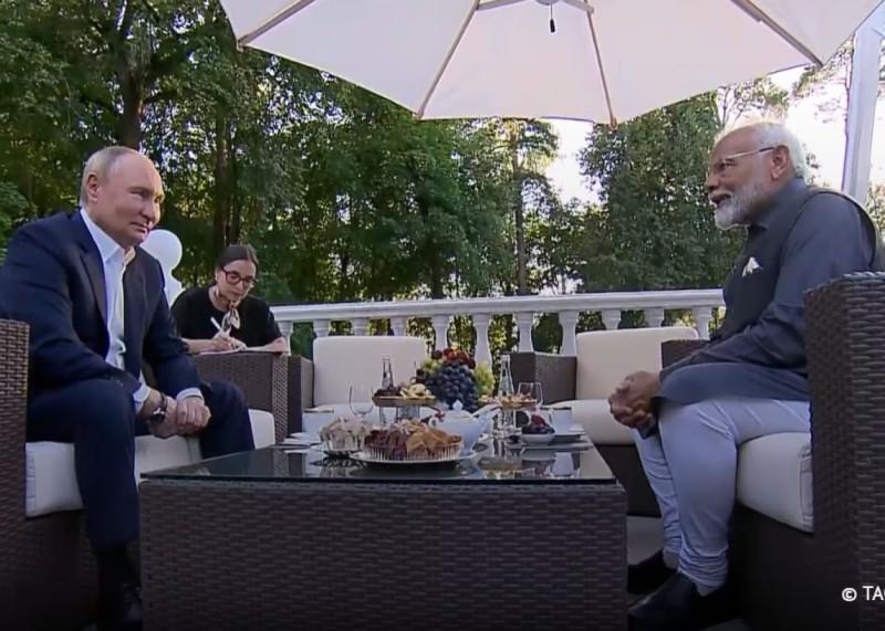 Putin hindistanlı baş nazirinələrə qonaq etdi?