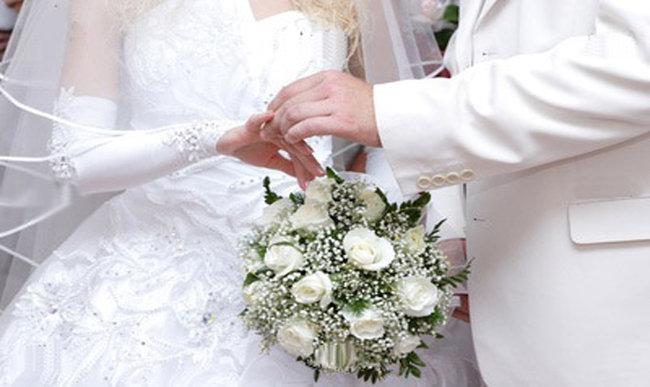 Məşhur müğənni EVLƏNİR - FOTO Məşhur müğənni EVLƏNİR - FOTO