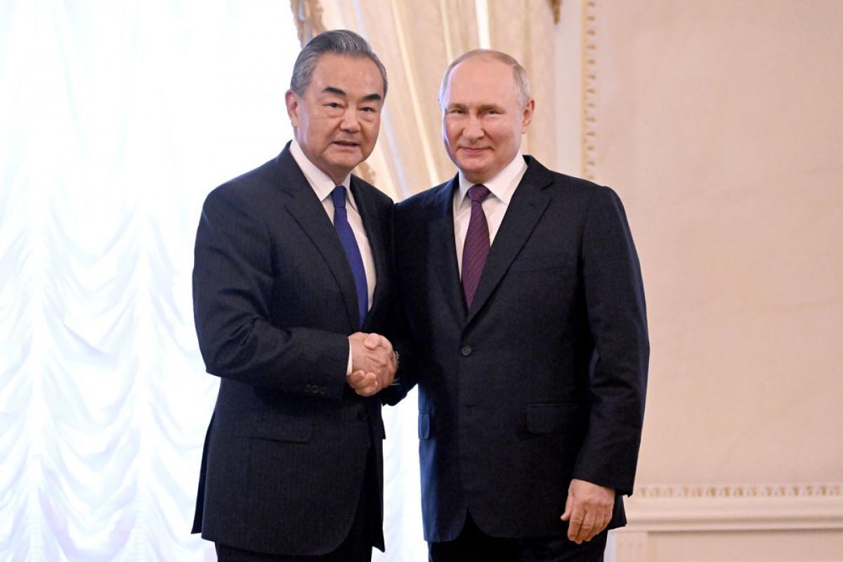 Putin Çin xarici işlər naziri ilə GÖRÜŞDÜ