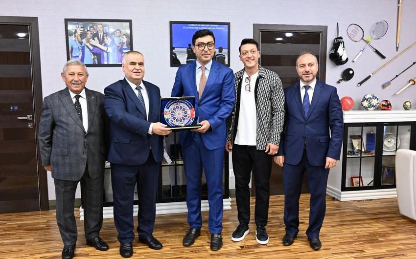 Fərid Qayıbov Bakıda səfərdə olan Mesut Özili qəbul edib - FOTO
