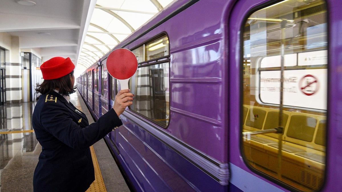 Bakı metrosunda PROBLEM: Sərnişinlər 25 dəqiqə qatarda qaldı - FOTO
