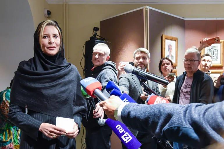 Qəddafinin qızı Moskvada diktatoru vəsf edən rəsm sərgisi açdı - FOTOLAR