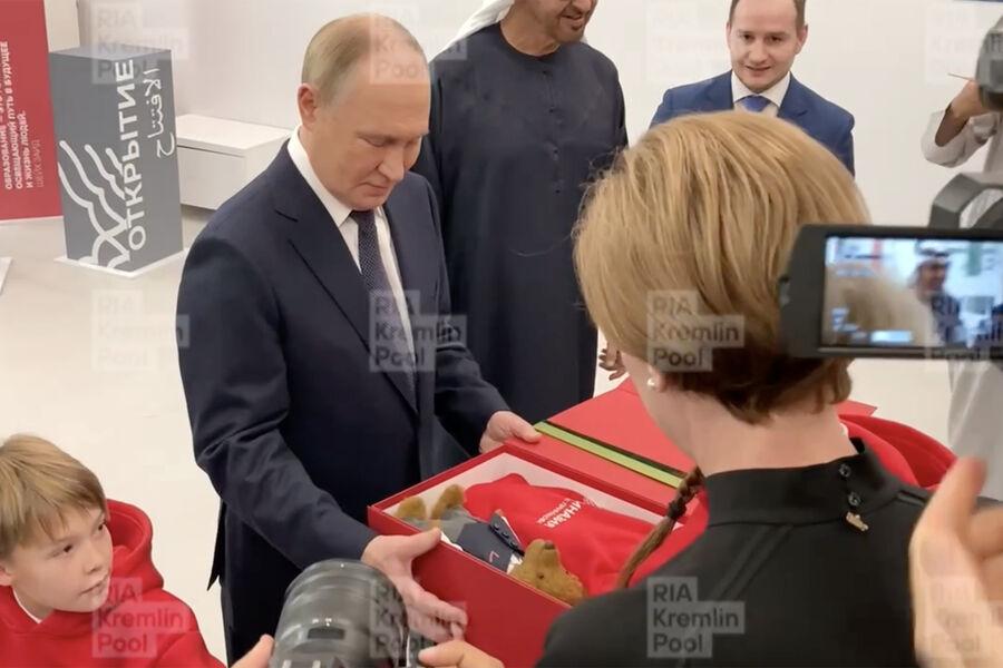 Putin və BƏƏ prezidentinə Primus adlı oyuncaq ayılar hədiyyə edildi