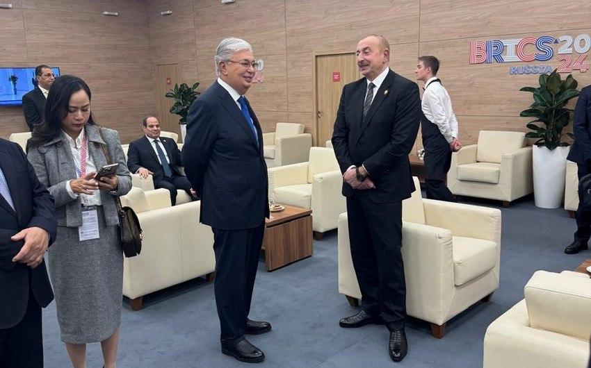 İlham Əliyev Tokayevlə ayaqüstü söhbətləşdi -FOTO