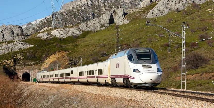 Relslərə qaçaraq hərəkət edən qatarı saxladı Relslərə qaçaraq hərəkət edən qatarı saxladı