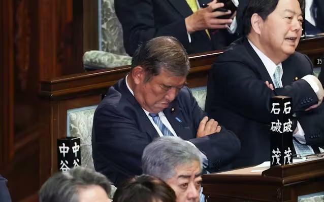 Baş naziri İşiba parlament iclası zamanı yuxuya gedib - FOTO