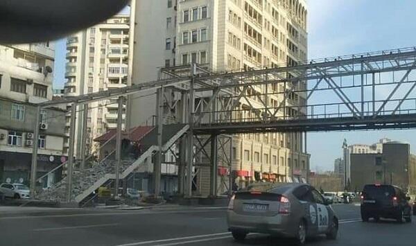 Azərbaycanda yeni inşa olunan piyada keçidi uçdu Azərbaycanda yeni inşa olunan piyada keçidi uçdu
