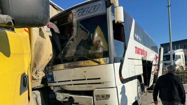 Yevlaxda sərnişin avtobusu TIR-a çırpıldı Yevlaxda sərnişin avtobusu TIR-a çırpıldı