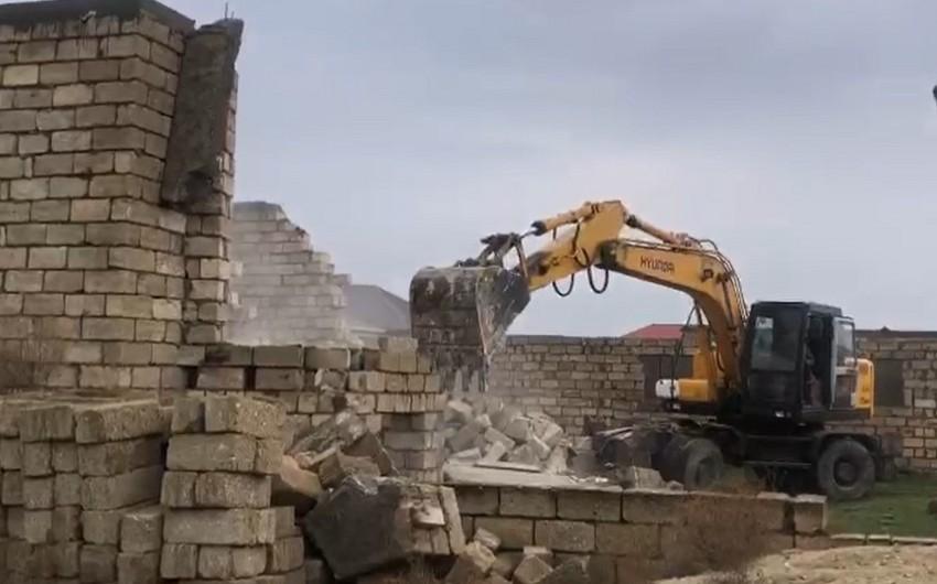 Binədə qanunsuz tikililər söküldü - VİDEO Binədə qanunsuz tikililər söküldü - VİDEO