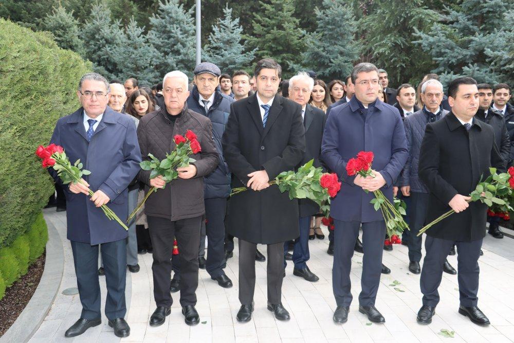 MEDİA və Audiovizual Şuranın nümayəndələri Heydər Əliyevin məzarını ziyarət etdi - FOTO