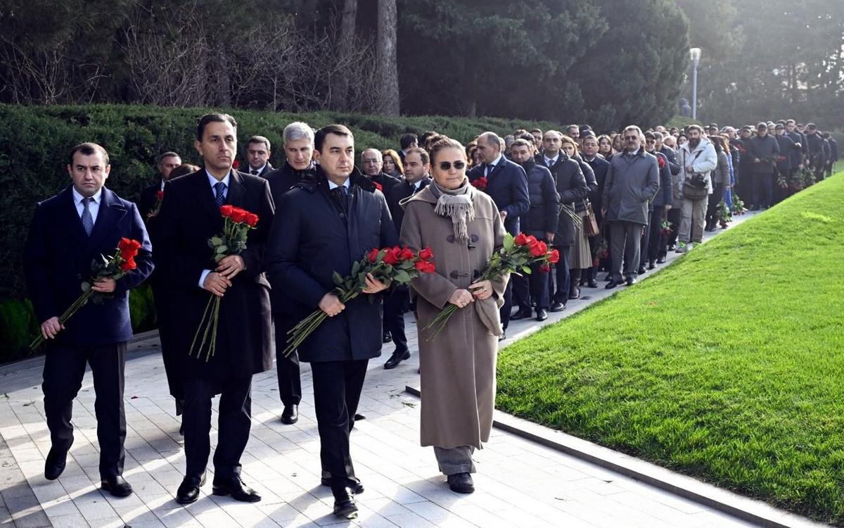Mədəniyyət Nazirliyinin kollektivi Fəxri Xiyabanda - FOTOLAR