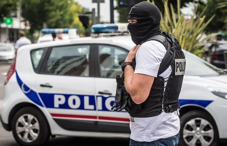 Fransada məhbus həbsxanada insanları girov götürdü