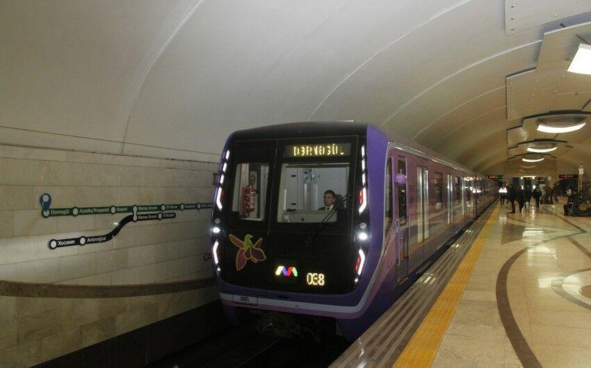 Bakı metrosunda HƏYƏCANLI ANLAR -Sərnişin relslərin üstünə yıxıldı və...