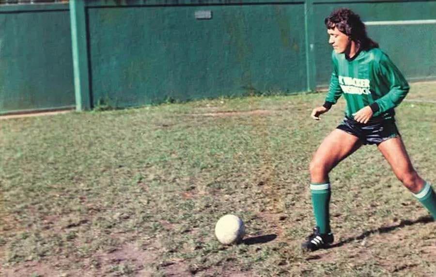 Futbol tarixinin ən böyük saxtakarlığı: Ayağına top dəyməyən futbolçu Futbol tarixinin ən böyük saxtakarlığı: Ayağına top dəyməyən futbolçu