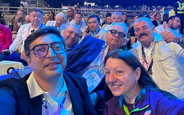 Nazir işdən çıxarılan müavini ilə selfi paylaşdı- FOTO
