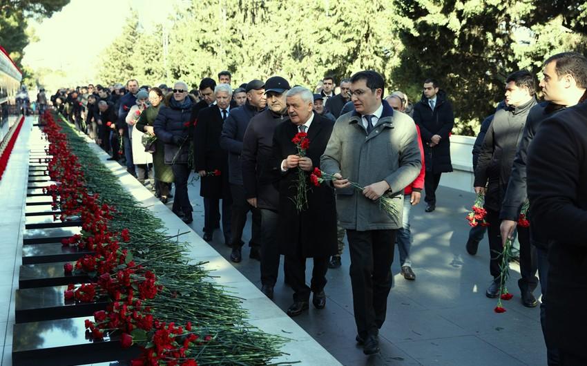 İqtisadiyyat Nazirliyinin kollektivi Şəhidlər xiyabanını ziyarət etdi