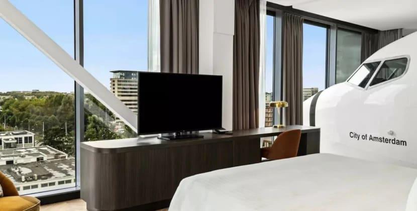 Turist otel otağında təyyarə tapdı Turist otel otağında təyyarə tapdı