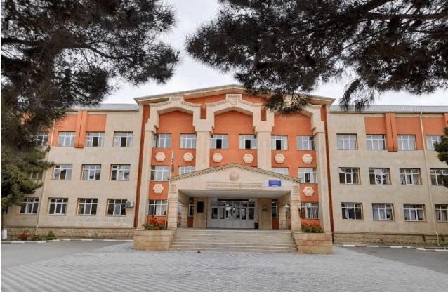 Bakıda məktəbin həyətində qadının ŞAH DAMARINI KƏSDİLƏR