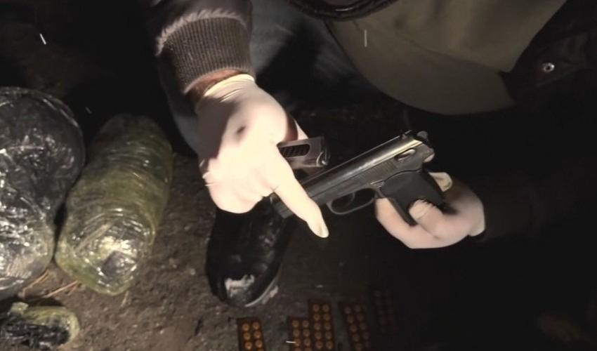 Polis əməliyyat keçirdi - Silahlı şəxsdən 10 kiloqram narkotik aşkarlandı