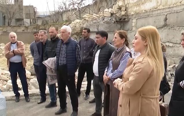 Tikinti şirkəti 35 evə gedən yolu bağlayır