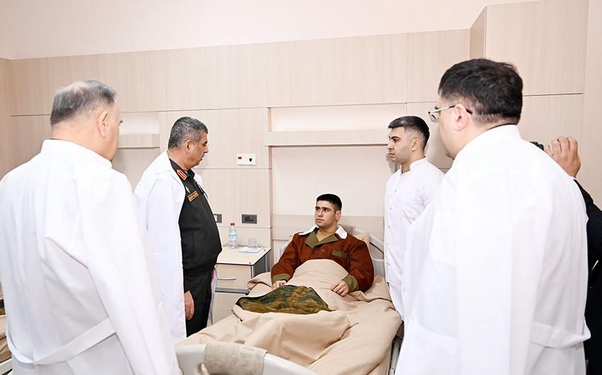 Müdafiə naziri Baş Klinik Hospitalı ziyarət edib