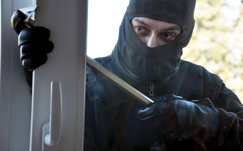 Bakıda lombarda maskalı şəxs silahlı basqın etdi
