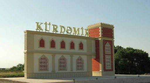 Qadın 69 yaşlı kənd mollasının üzünə benzin tökdü