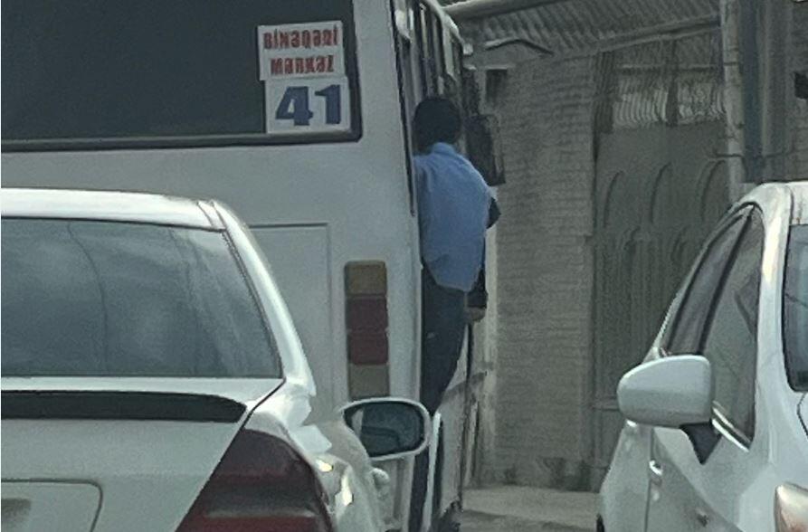 Bakıda sərnişinlər avtobusun qapısından sallanıb gedirlər - FOTO - VİDEO