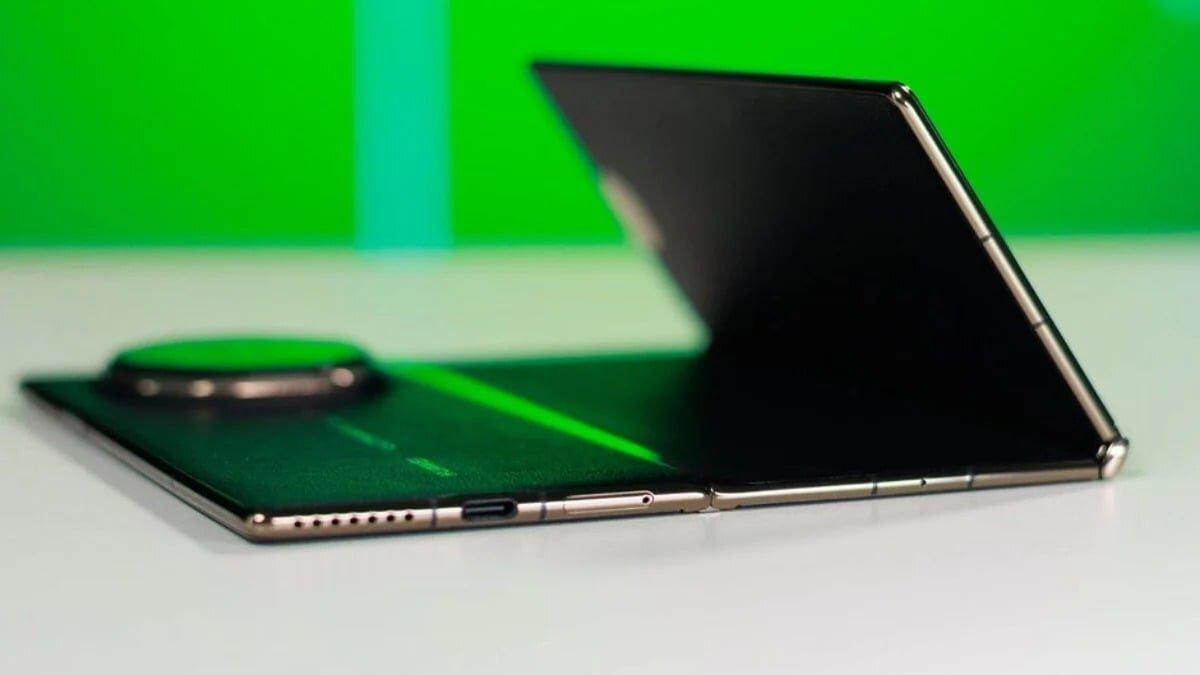 "Samsung" 4 dəfə qatlanan telefon üzərində işləyir "Samsung" 4 dəfə qatlanan telefon üzərində işləyir
