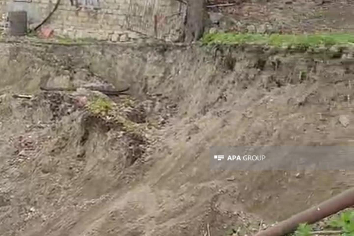 Qubada torpaq sürüşdü, kəndin əsas yolu bağlandı - FOTO - VİDEO