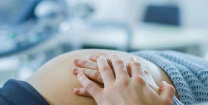 Səhv rüşeym implantasiyasına görə başqasının körpəsini dünyaya gətirib
