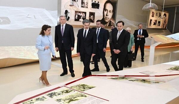 Gürcüstan prezidenti Heydər Əliyev Mərkəzində olub - FOTO