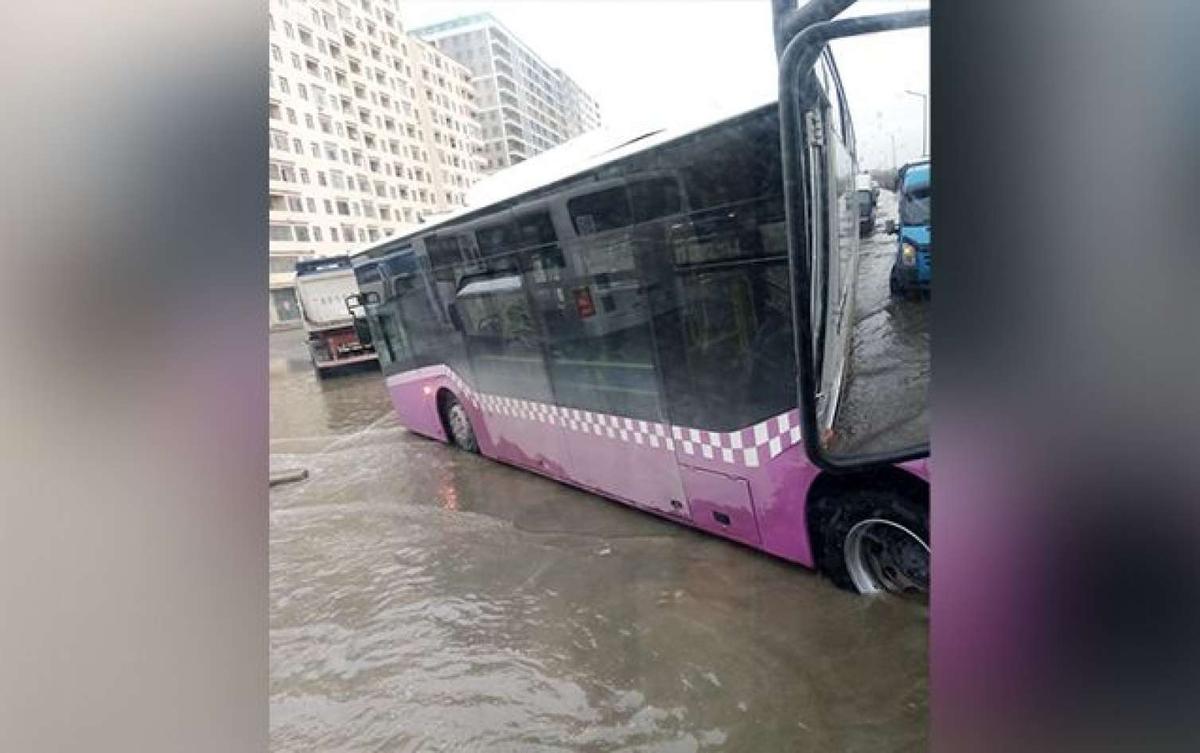 Bakıda avtobusları su basdı- VİDEO