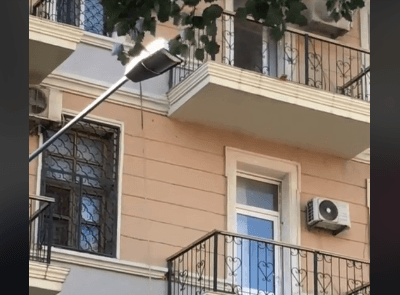 Bakıda binanın balkonu uçdu - VİDEO