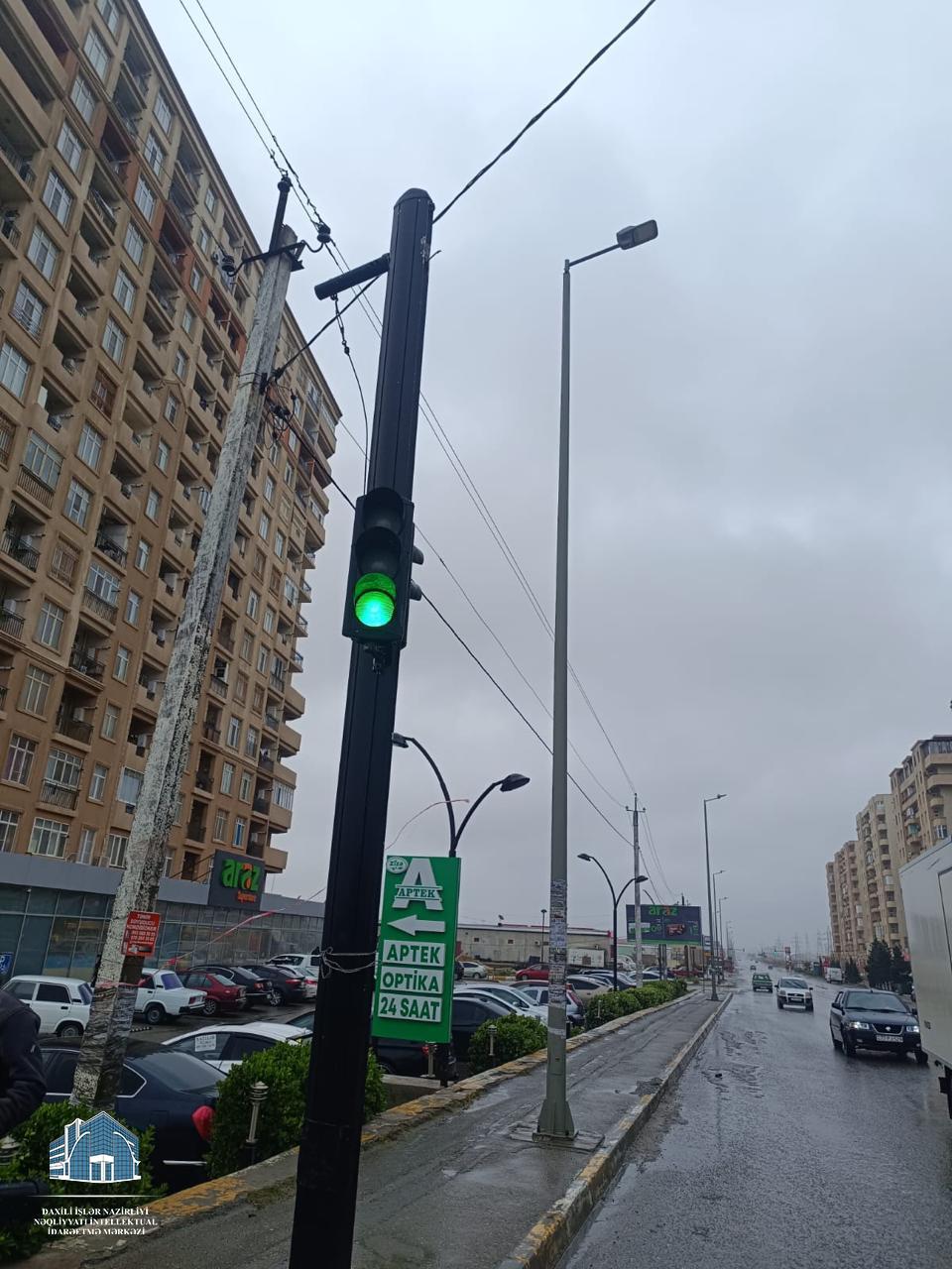Güclü külək bəzi işıqforlara zərər vurdu - FOTO