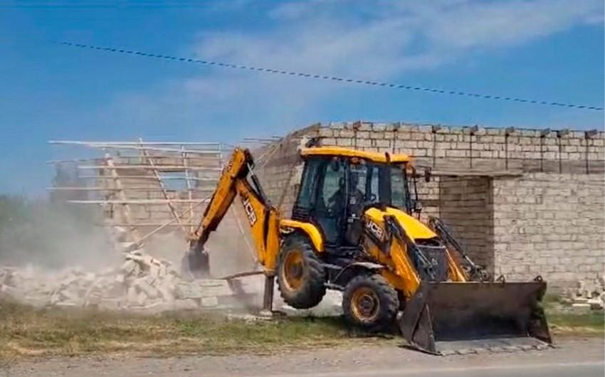 Qubada qanunsuz tikinti söküldü