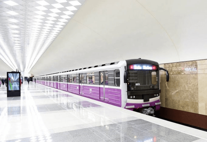 Qadının Bakı metrosunda etdiyi hərəkət müzakirələrə səbəb oldu - VİDEO