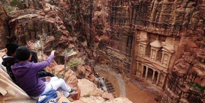 Yüzlərlə turist təxliyə edildi: Dünyanın yeddinci möcüzəsi su altında qaldı