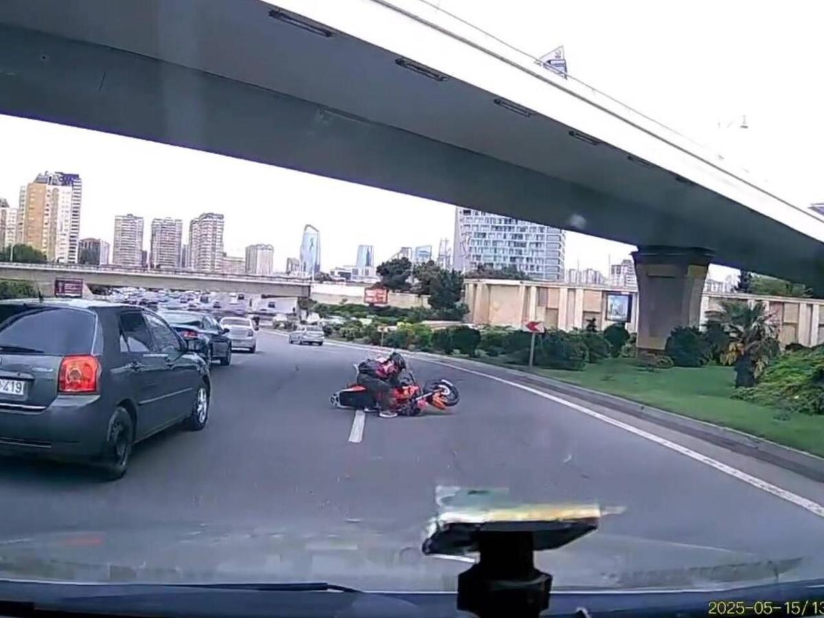 Bakıda motosiklet arakəsməyə çırpıldı - Anbaan görüntülər