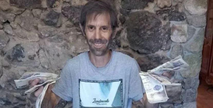 Təmir zamanı köhnə bankalardan 62 min dollardan çox pul tapıb - FOTO