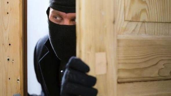 Oğurladığı pulla qohumunun təhsil haqqını da ödədi