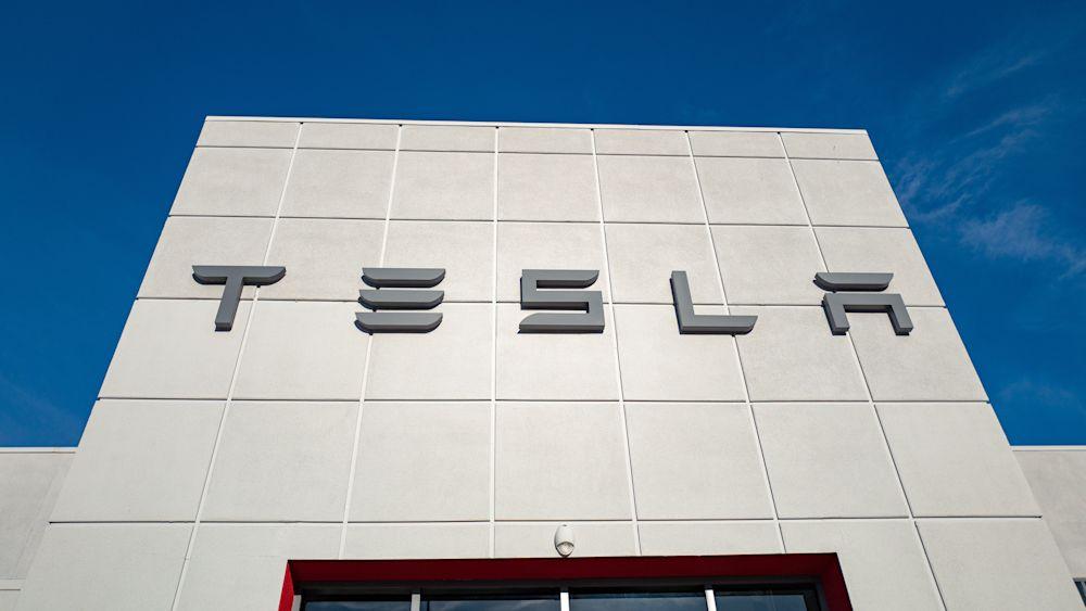 Tramp-Mask gərginliyi fonunda “Tesla” səhmləri ucuzlaşdı
