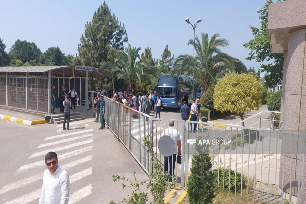 Rusiyalı incəsənət adamları İrandan Azərbaycana gətirildi - FOTO