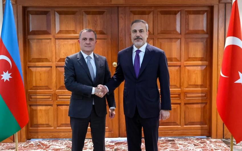Ceyhun Bayramov və Hakan Fidanla danışıb
