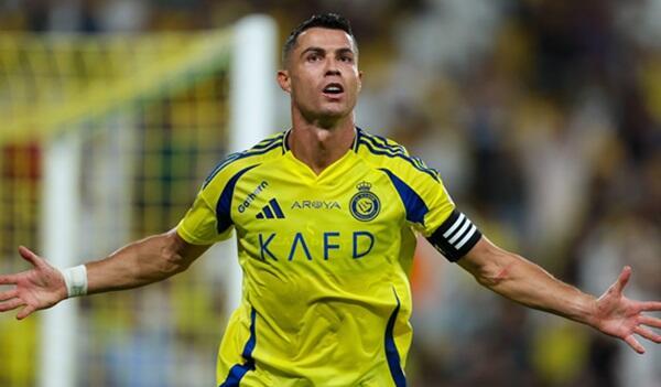 Ronaldo Trampa formasını hədiyyə etdi