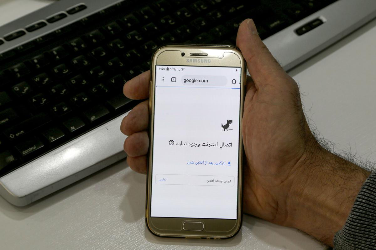 Yarım gündür ki, İran internetsiz qalıb