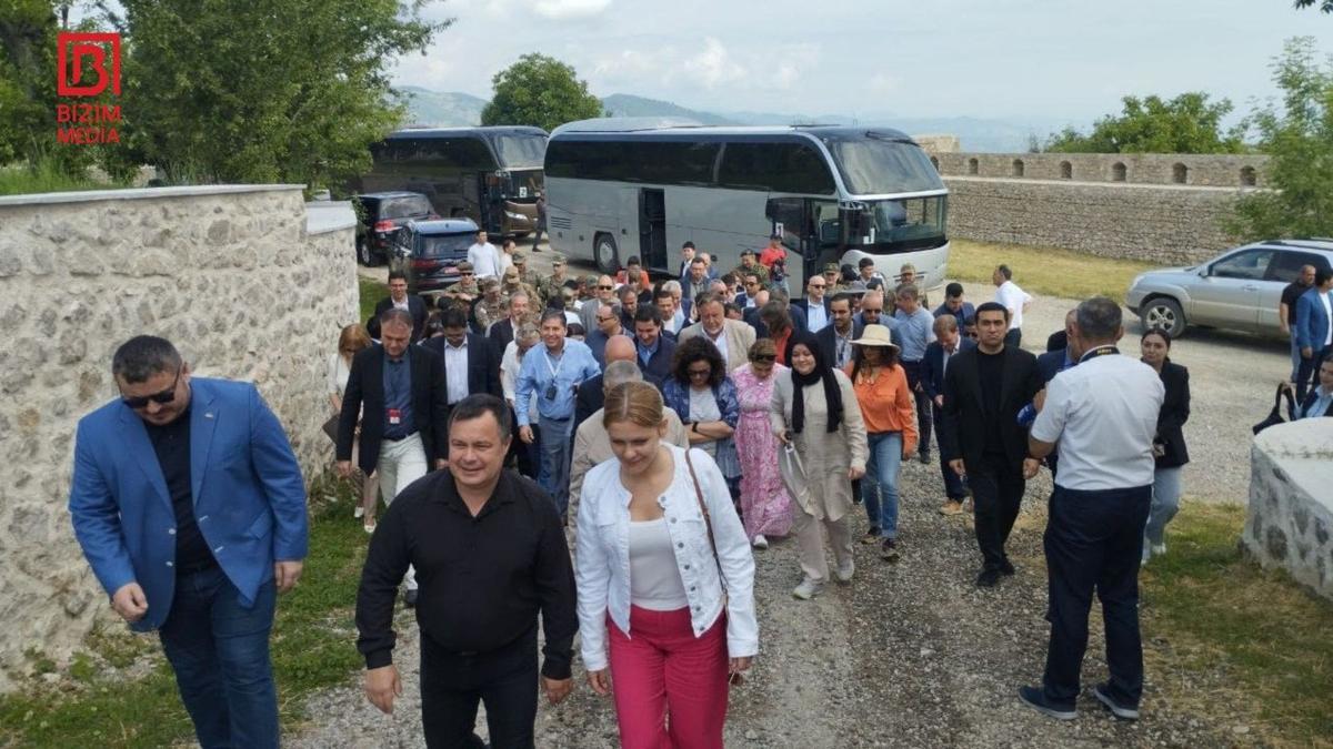 Hikmət Hacıyev xarici diplomatlarla birgə Bülbülün ev-muzeyində - VİDEO