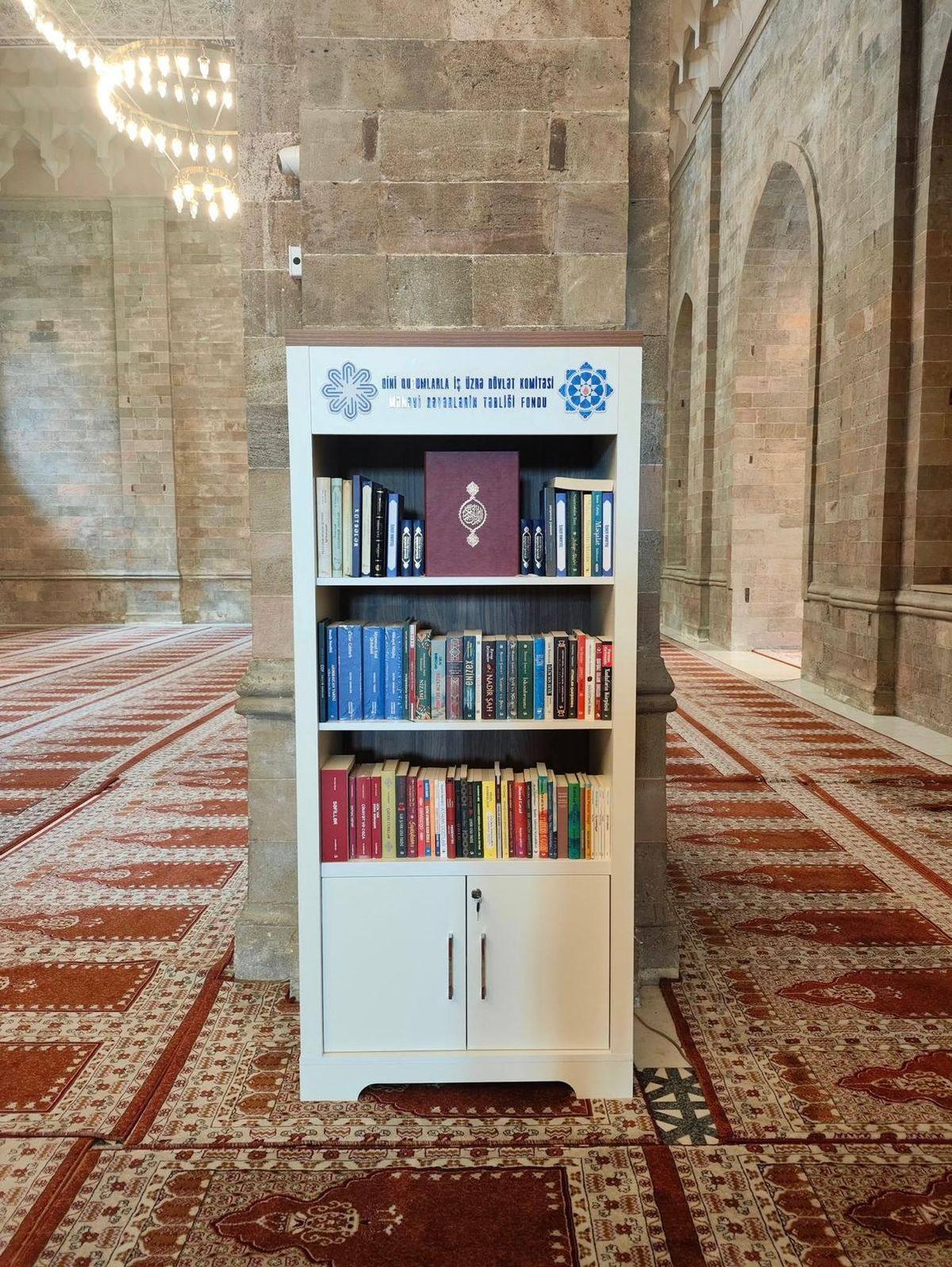"Məscidlərə kitab rəfi yerləşdirməklə guya böyük iş görürlər"- Elşad Miri