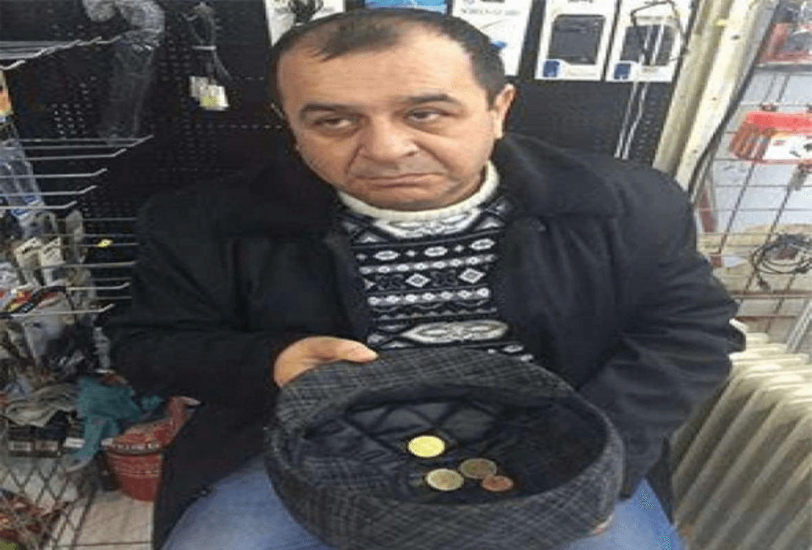 Tanınmış azərbaycanlı aktyor küçələrdə CORAB SATDI - VİDEO Tanınmış azərbaycanlı aktyor küçələrdə CORAB SATDI - VİDEO